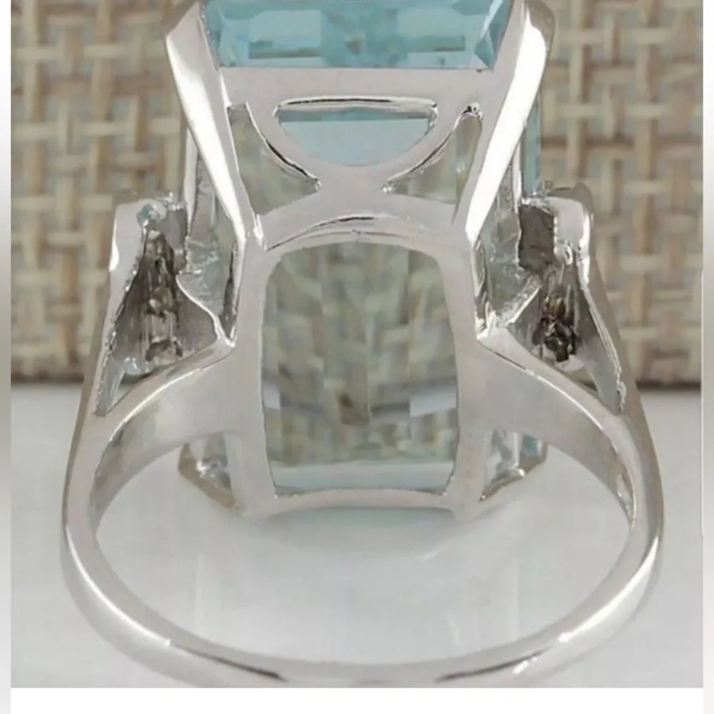 Elegant 9.25 Sterling Silver and Aquamarine Gemstone Ring